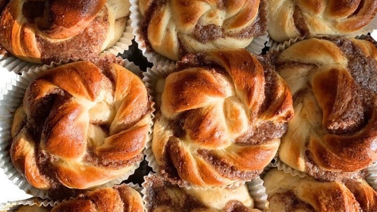 Kanelbullar och kardemummabullar med vaniljkräm