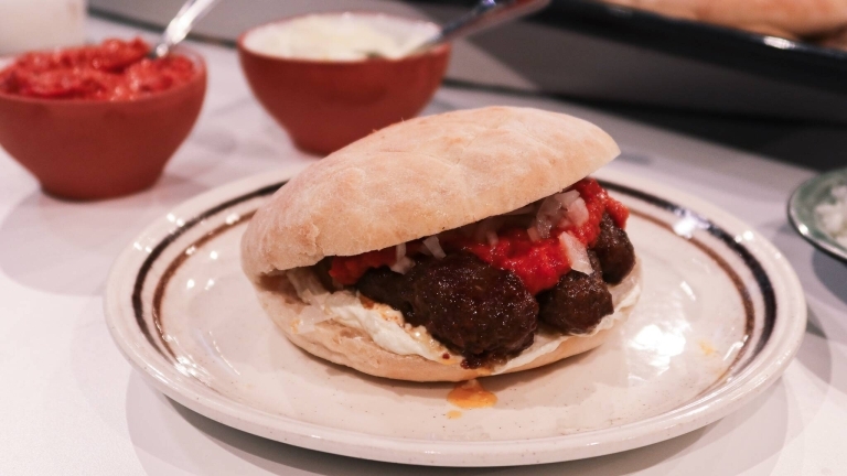 Cevapi med kajmak